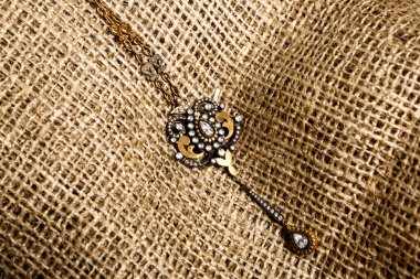 Elmas Mücevherler ve Moda Mücevherleri