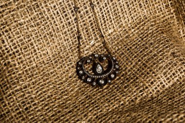 Elmas Mücevherler ve Moda Mücevherleri