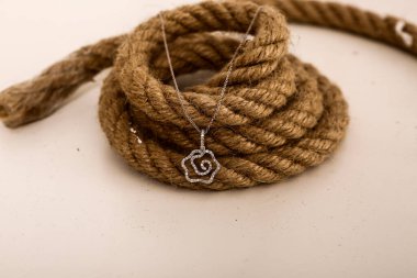 Elmas Mücevherler ve Moda Mücevherleri