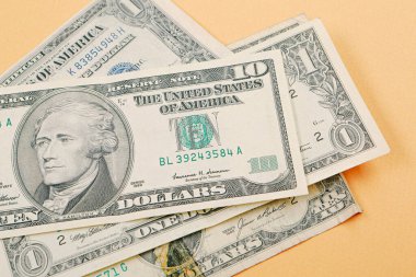 Bir sürü nakit bize dolar