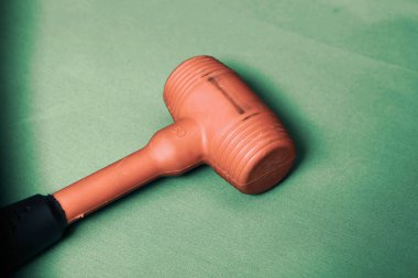 kırmızı ve siyah plastik çekiç