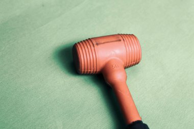 kırmızı ve siyah plastik çekiç