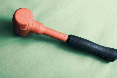 kırmızı ve siyah plastik çekiç