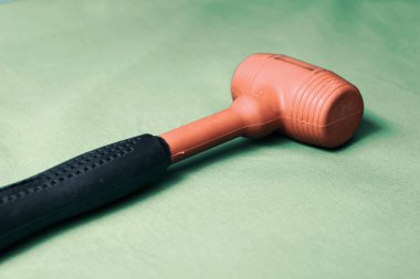 kırmızı ve siyah plastik çekiç