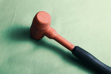 kırmızı ve siyah plastik çekiç