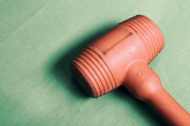 kırmızı ve siyah plastik çekiç