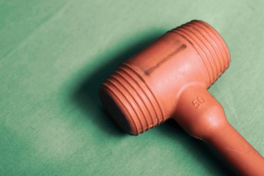 kırmızı ve siyah plastik çekiç