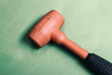 kırmızı ve siyah plastik çekiç