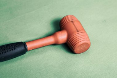 kırmızı ve siyah plastik çekiç