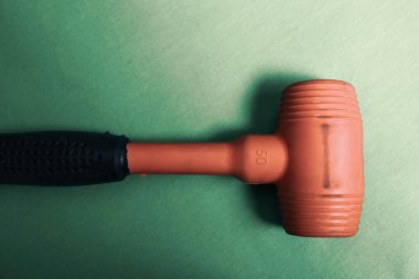 kırmızı ve siyah plastik çekiç