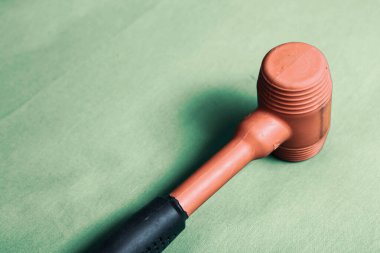 kırmızı ve siyah plastik çekiç