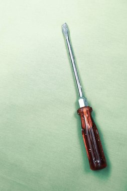 Plastik saplı tornavida.