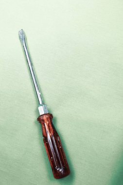 Plastik saplı tornavida.