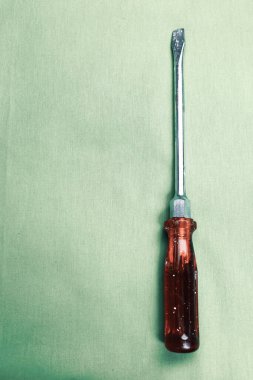 Plastik saplı tornavida.