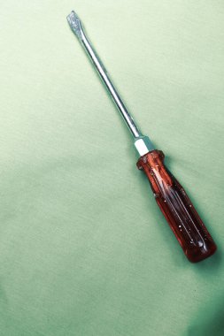 Plastik saplı tornavida.