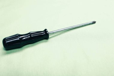 Plastik saplı tornavida.