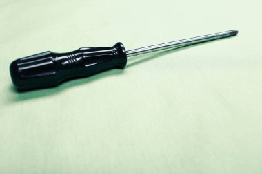 Plastik saplı tornavida.