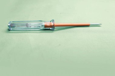 Plastik saplı tornavida.