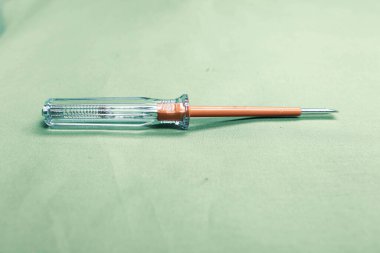 Plastik saplı tornavida.