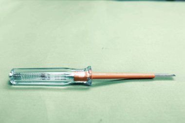 Plastik saplı tornavida.