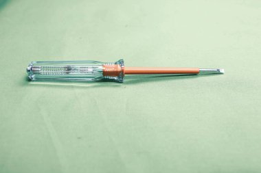 Plastik saplı tornavida.