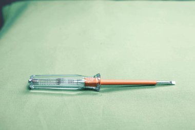 Plastik saplı tornavida.