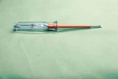 Plastik saplı tornavida.