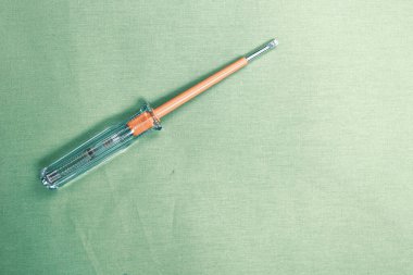 Plastik saplı tornavida.