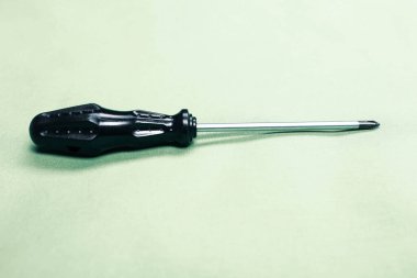 Plastik saplı tornavida.