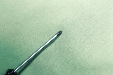 Plastik saplı tornavida.