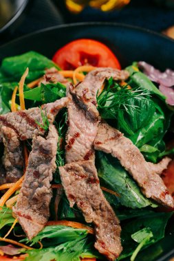 Taze salata tabağı ile karışık yeşillik