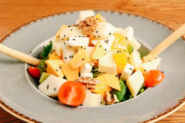 Taze salata tabağı ile karışık yeşillik