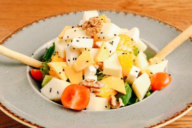 Taze salata tabağı ile karışık yeşillik