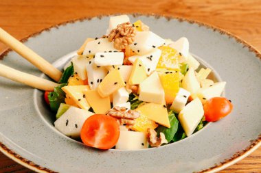 Taze salata tabağı ile karışık yeşillik