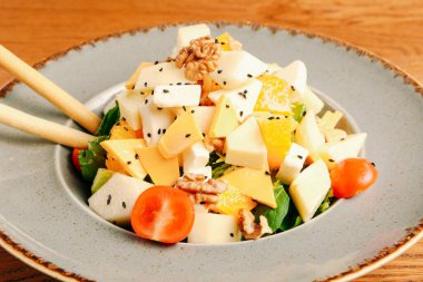 Taze salata tabağı ile karışık yeşillik