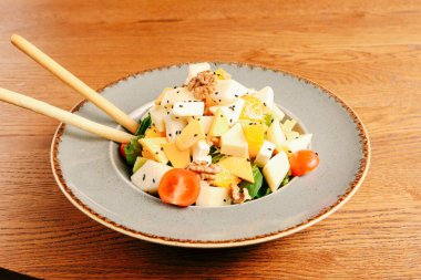 Taze salata tabağı ile karışık yeşillik