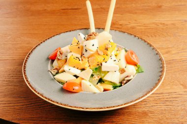 Taze salata tabağı ile karışık yeşillik