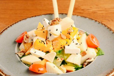 Taze salata tabağı ile karışık yeşillik