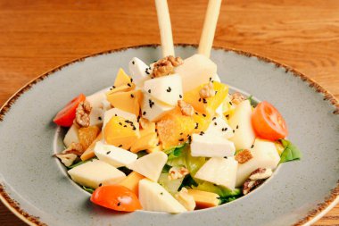 Taze salata tabağı ile karışık yeşillik