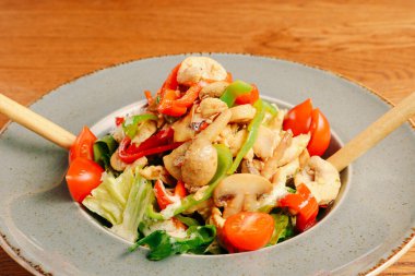 Taze salata tabağı ile karışık yeşillik