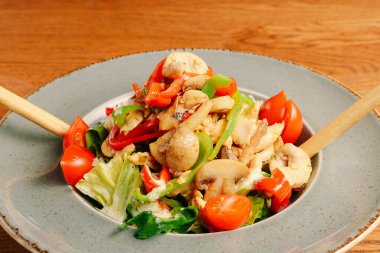 Taze salata tabağı ile karışık yeşillik