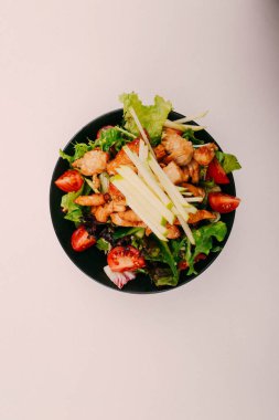 Taze salata tabağı ile karışık yeşillik