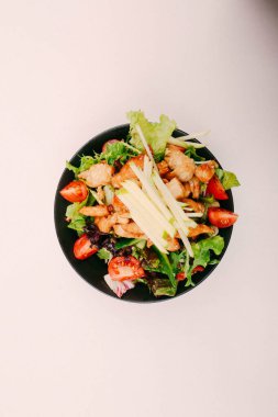 Taze salata tabağı ile karışık yeşillik