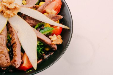 Taze salata tabağı ile karışık yeşillik