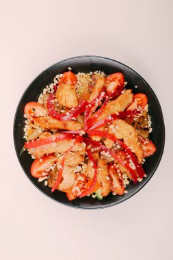 Taze salata tabağı ile karışık yeşillik