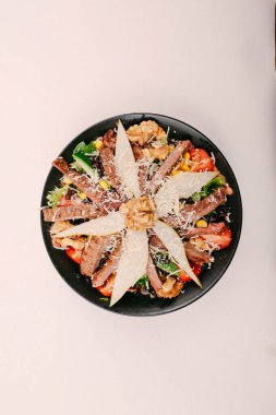 Taze salata tabağı ile karışık yeşillik