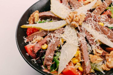 Taze salata tabağı ile karışık yeşillik