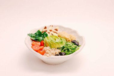 Taze salata tabağı ile karışık yeşillik