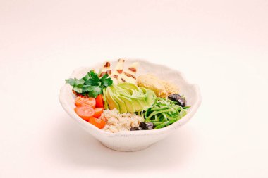 Taze salata tabağı ile karışık yeşillik