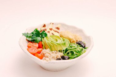 Taze salata tabağı ile karışık yeşillik